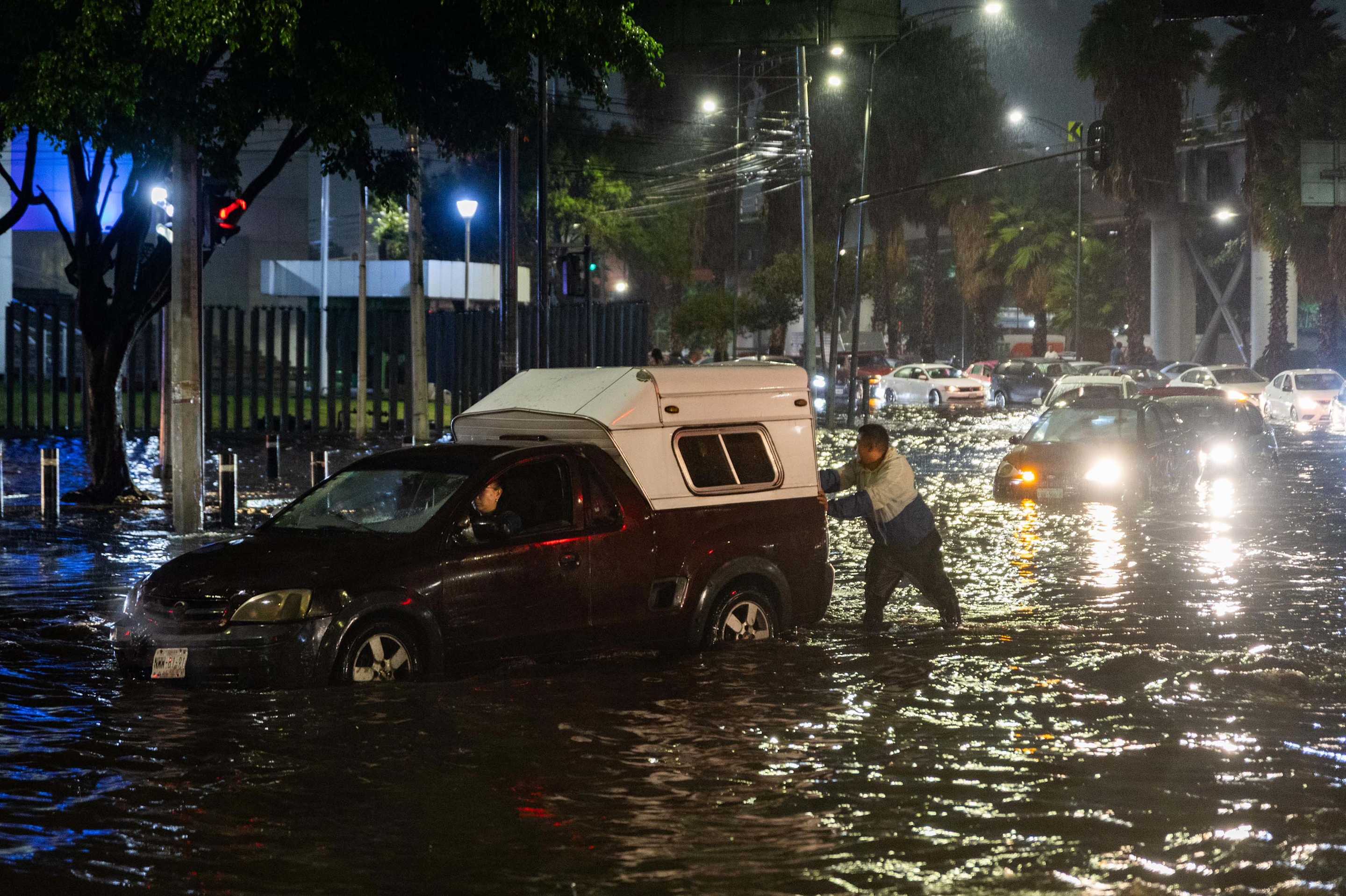 FOTOS: Gigante tormenta dejó a la capital de México bajo el agua y en caos