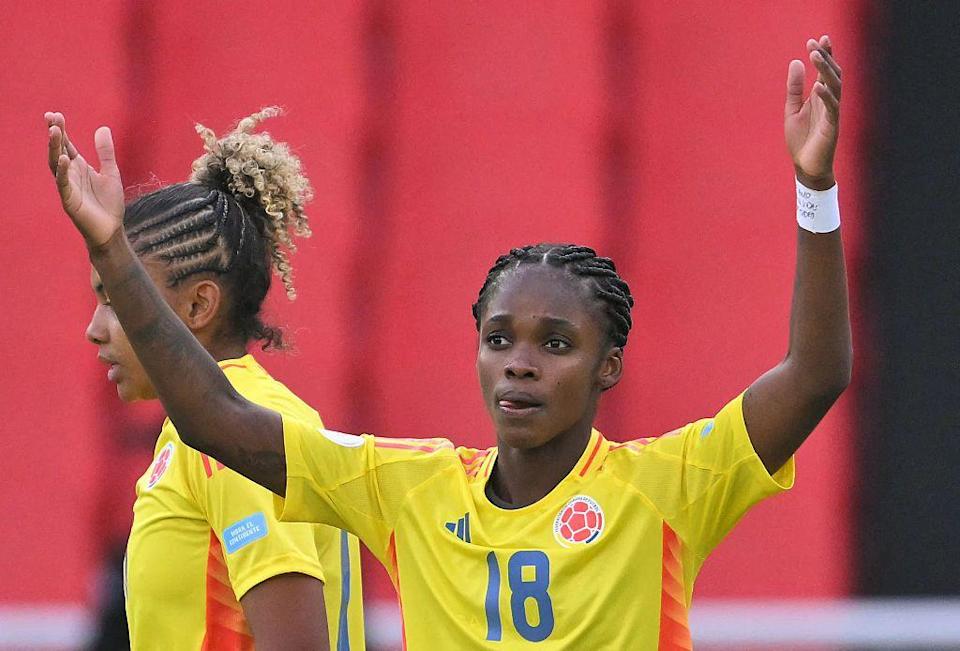 Caicedo celebra con los brazos en alto su gol en la final.