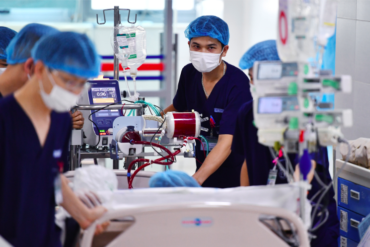 Bỏ qua dấu hiệu lạ khi bấm điện thoại, cô gái 20 tuổi không ngờ bị đột quỵ