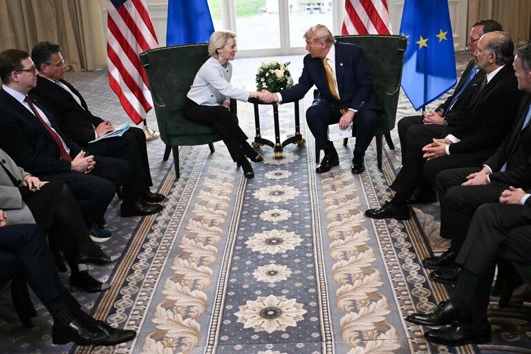 El presidente de Estados Unidos, Donald Trump, estrecha la mano de la presidenta de la Comisión Europea, Ursula von der Leyen, tras su reunión en Turnberry, suroeste de Escocia, el 27 de julio de 2025, en el tercer día de su visita al país desde el inicio de su segundo mandato presidencial