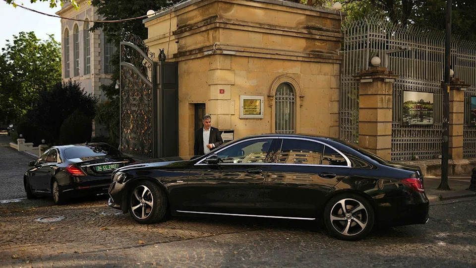 Car heading into Iranian consulate in Istanbul