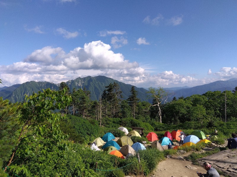 登山の途中で、テント泊を楽しむ人たち＝岐阜県内で2025年7月12日午後4時23分、田中理知撮影