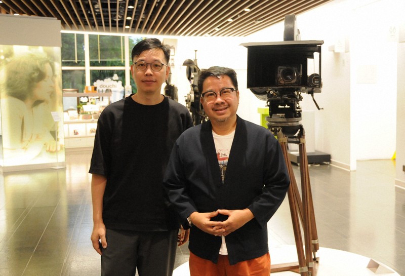 「国家映画と視聴文化センター」（TFAI）の褚明仁会長（右）と侯季然監督＝新北市新荘区で2025年7月19日午後7時29分、棚部秀行撮影