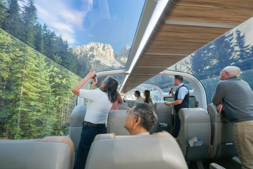 Lo más destacado de este tren son las ventanas y el techo acristalados.