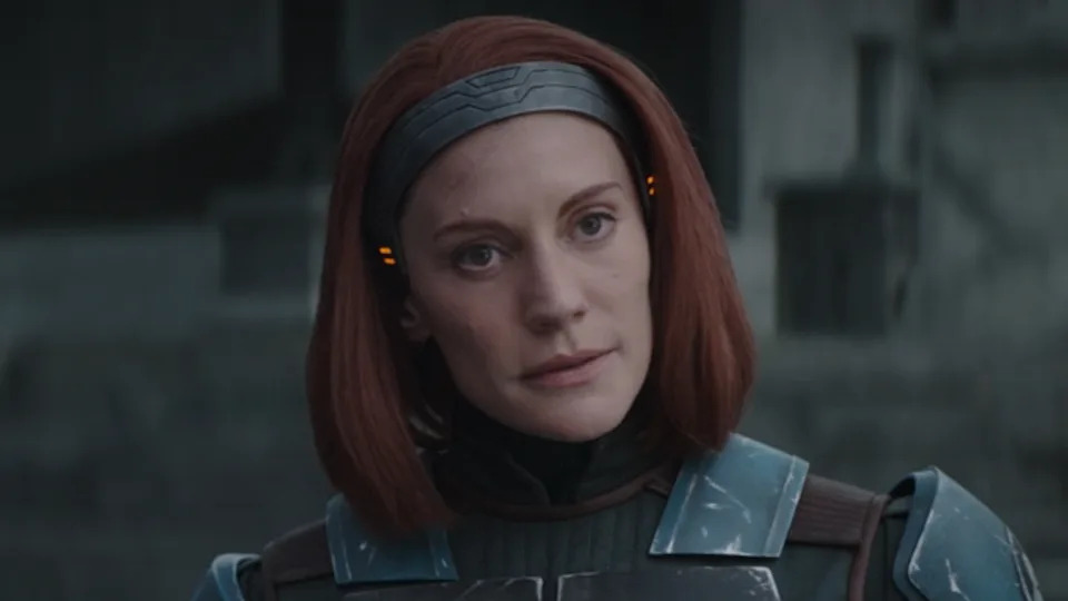 Bo-Katan outside her palace talking to Grogu in The Mandalorian