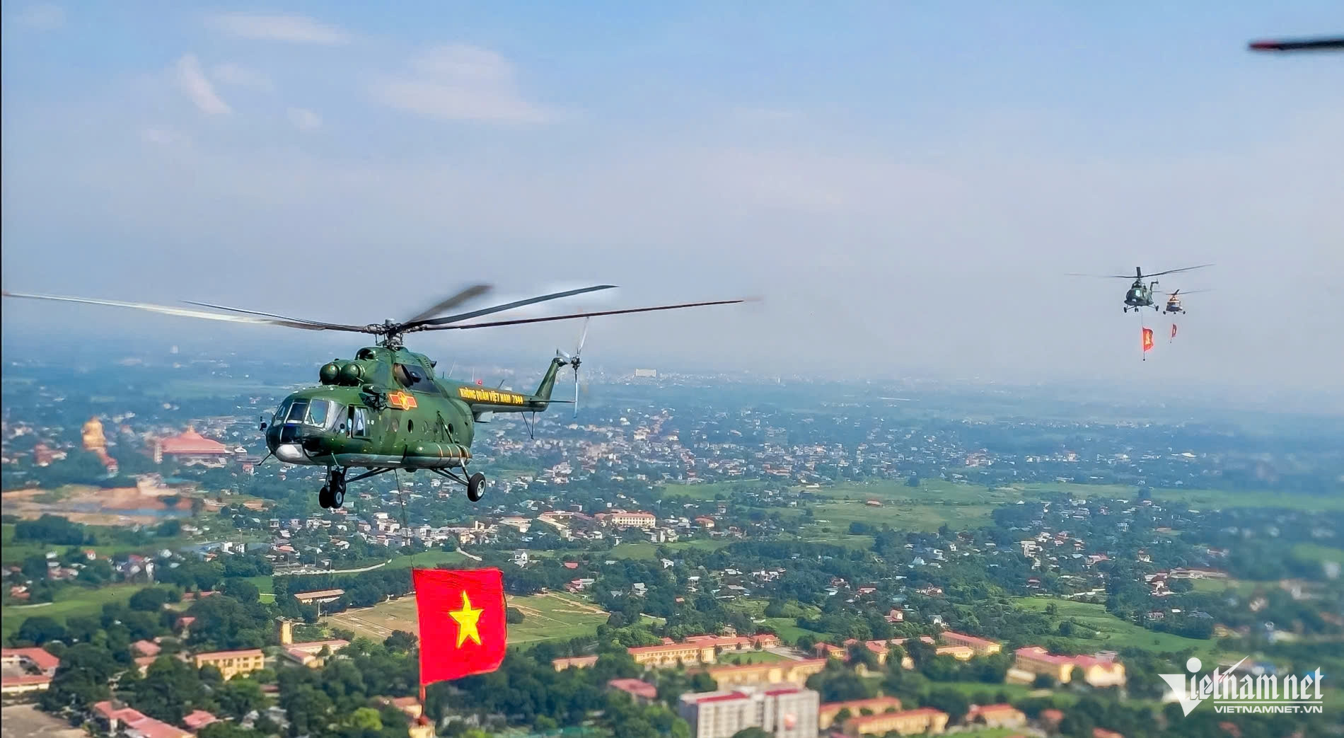 Hà Nội cổ kính và hiện đại dưới bóng cờ nhìn từ trực thăng