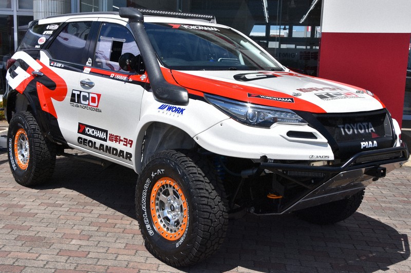 タイでのラリーに参戦する車と同型の車=盛岡市の岩手トヨタ自動車盛岡店で2025年8月1日午後0時39分、山田英之撮影