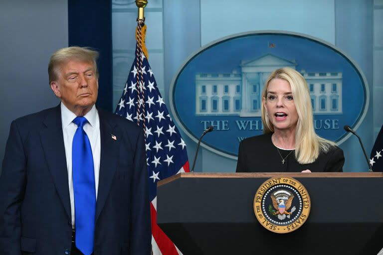 La fiscal general de los Estados Unidos, Pam Bondi, habla durante una conferencia de prensa con el presidente Donald Trump en la Sala de Prensa Brady de la Casa Blanca el 27 de junio de 2025, en Washington, D. C.