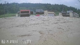 秋田・仙北市、大雨で河川氾濫　取り残された約20人を救助へ