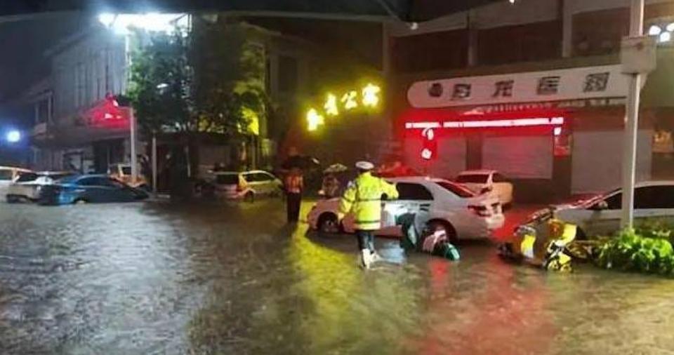 河北降下暴雨,24小時的雨量接近1年。(圖/翻攝自微博)