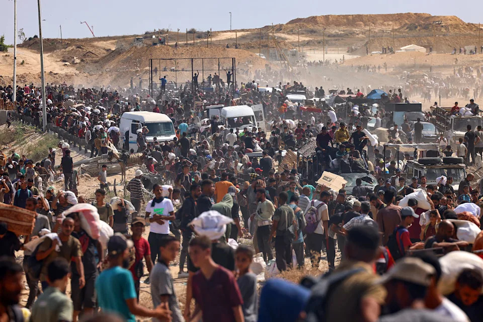 Displaced Palestinians gather to receive aid. (AFP / Getty Images)