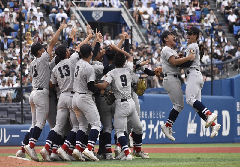 3年ぶり21回目の甲子園出場を決めて喜ぶ横浜の選手たち＝横浜市中区の横浜スタジアムで2025年7月27日、高橋広之撮影