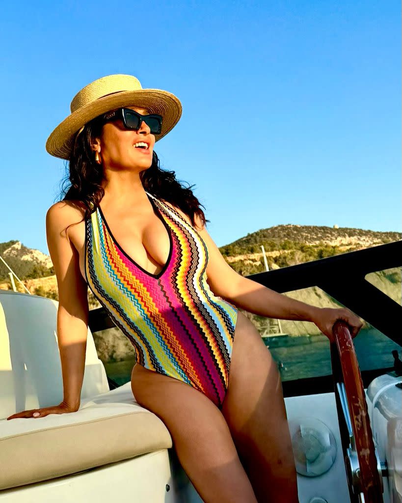 Salma Hayek, bailando en bikini, se corona como la indiscutible reina del verano