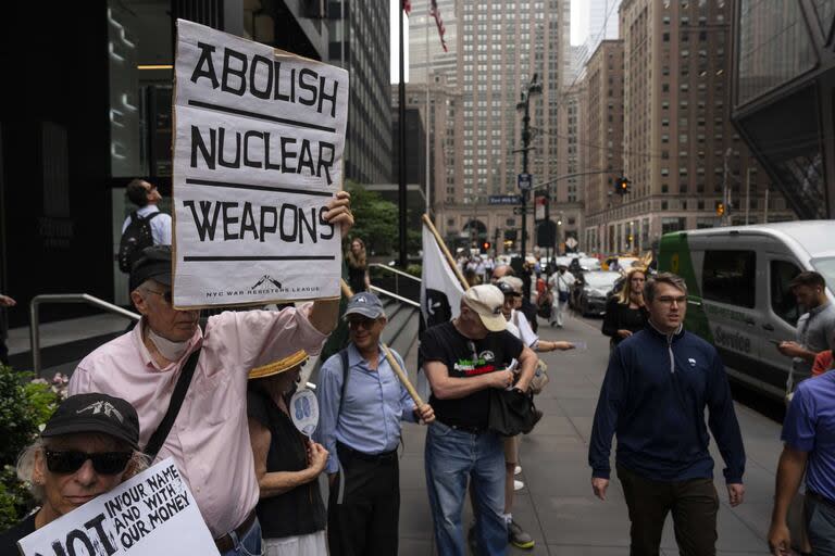 Personas levantan carteles durante una concentración por la paz frente al Consulado General de Japón, el martes 5 de agosto de 2025, en Nueva York