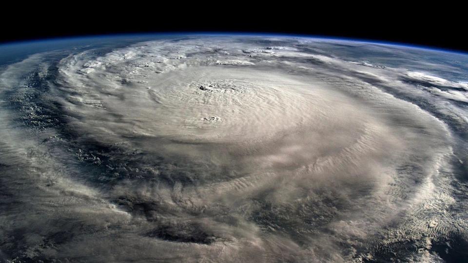 Una imagen satelital muestra un huracán.