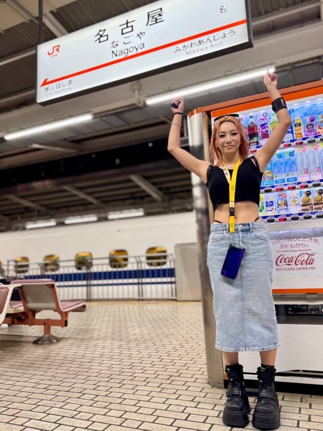 「これで街歩いてるの!?」倖田來未、駅のホームで〝腹出し＆紐パン〟大胆ショットにSNS驚愕！「紐が見えとるでっ」「駅にこんな人がいたらヤベー」