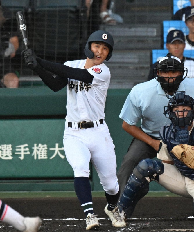 【沖縄尚学－東洋大姫路】二回表沖縄尚学1死満塁、新垣瑞稀が犠飛を放つ＝阪神甲子園球場で2025年8月19日、平川義之撮影