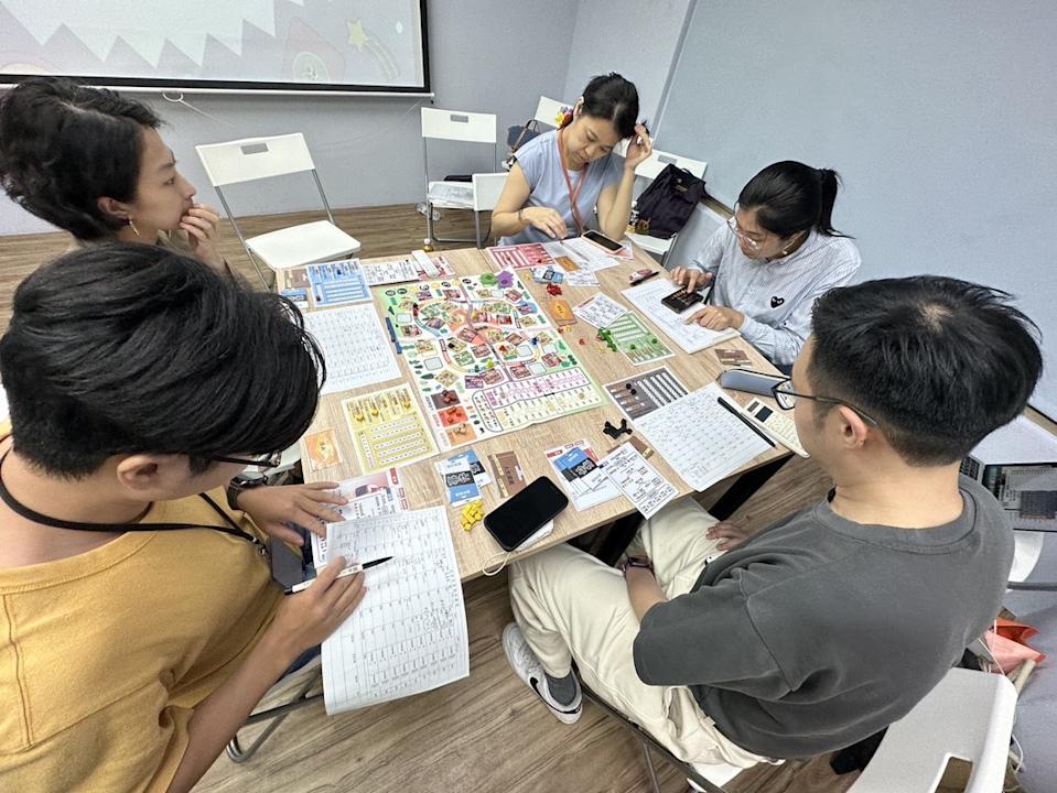 學員體驗房市大亨桌遊,模擬真實的財務狀況,以有趣的方式,反應真實人生,讓學員在遊戲中學習房地產財商。圖/業者提供