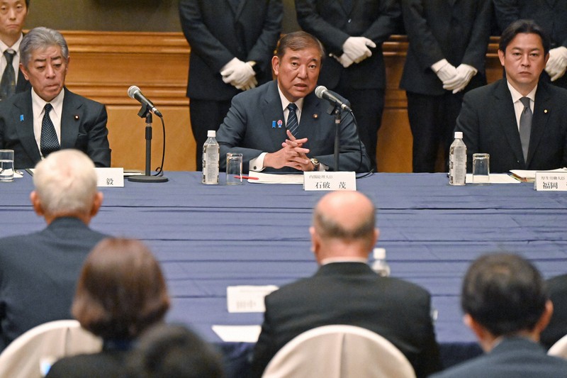 被爆者団体の代表らと面会する石破茂首相（中央）＝長崎市で2025年8月9日午後1時12分、上入来尚撮影