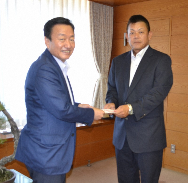 高松市の大西秀人市長(左)から激励金を受け取るJR四国の杉山洋一監督＝高松市の同市役所で2025年7月28日午後3時43分、広田正人撮影
