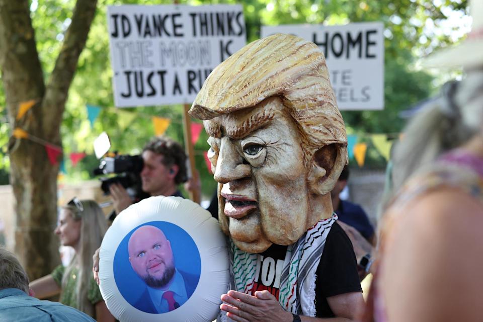 JD Vance n’est pas le bienvenu en Angleterre pour ses vacances et les habitants lui font savoir