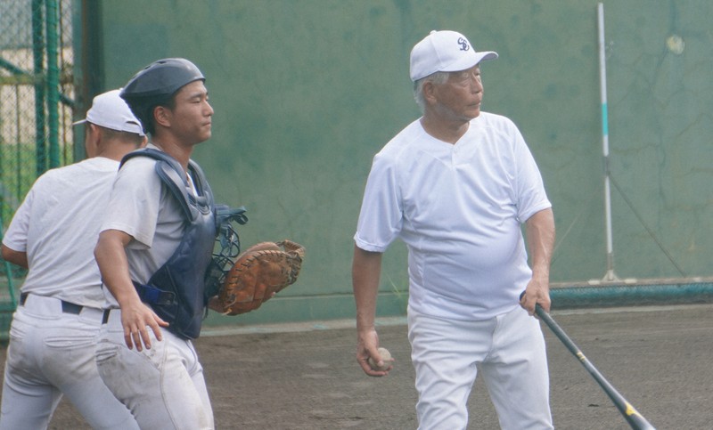 13日の練習でノックを打つ聖隷クリストファーの上村敏正監督（右）＝兵庫県内で2025年8月13日、藤倉聡子撮影