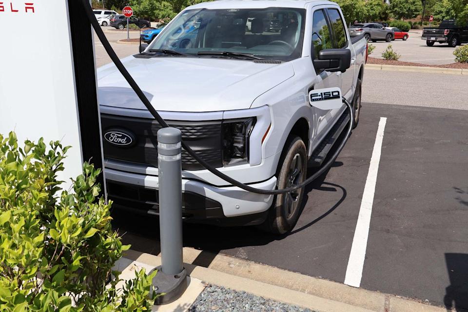 2025 ford f150 lightning flash