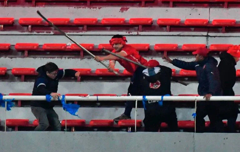 Un hincha de Independiente irrumpe con los visitantes, en el momento en que la mayoría de los chilenos ya habían sido desalojados

































Foto: FOTOBAIRES


































Octavos de Final Copa Sudamericana.