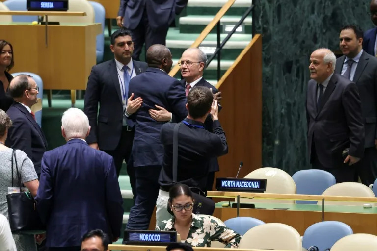 British Foreign Secretary David Lammy embraces Palestinian Prime Minister Mohammad Mustafa (CHARLY TRIBALLEAU)