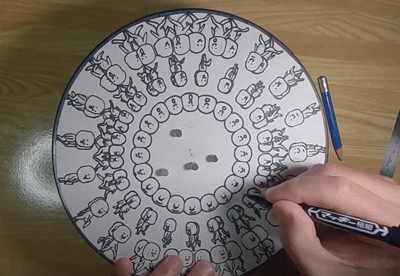 人気動画となっている、ろくろに絵を描く様子＝木佐貫さん提供