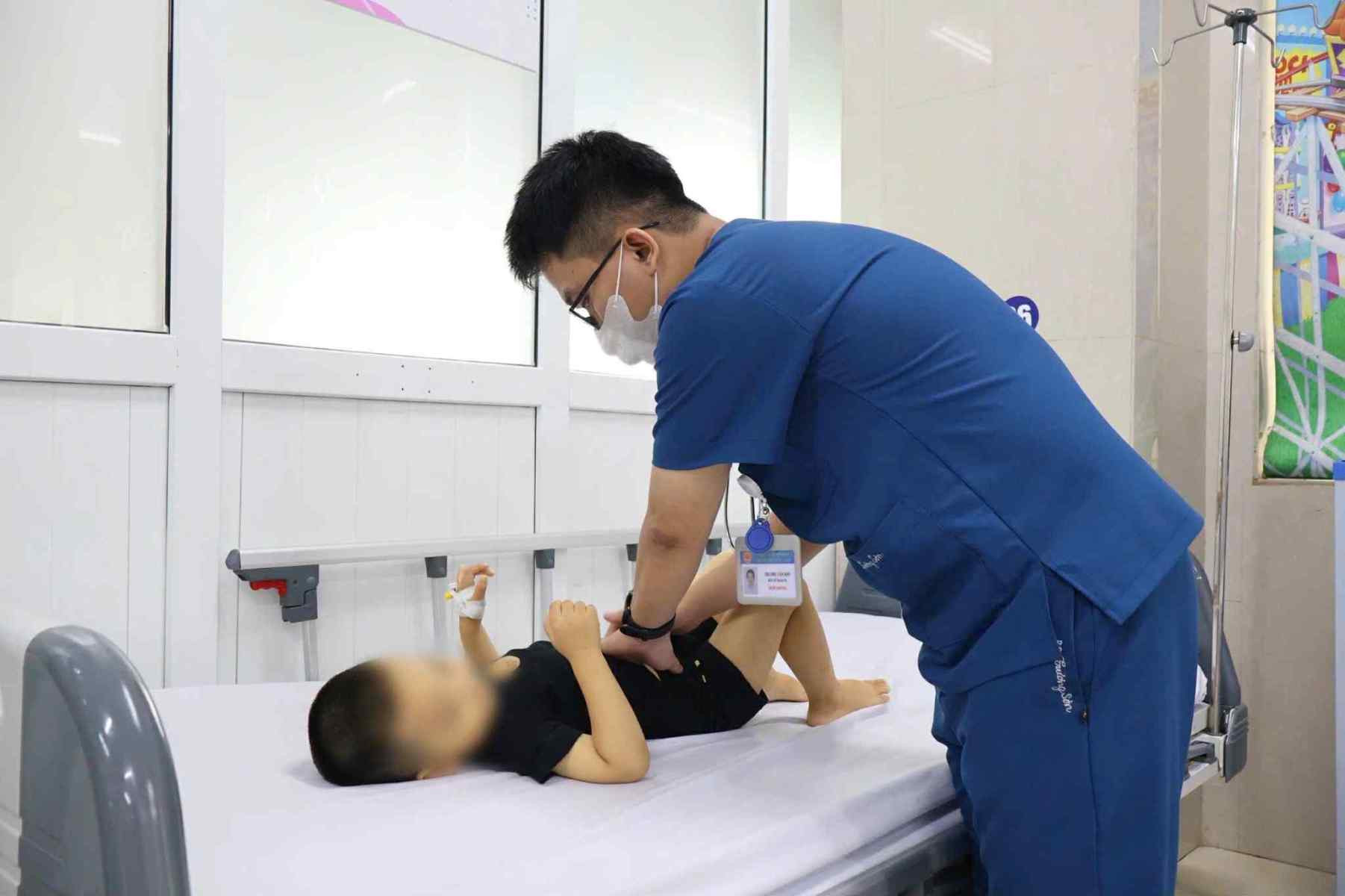 Bé 3 tuổi nhập viện cấp cứu, tan máu cấp sau khi ăn uống một loại lá