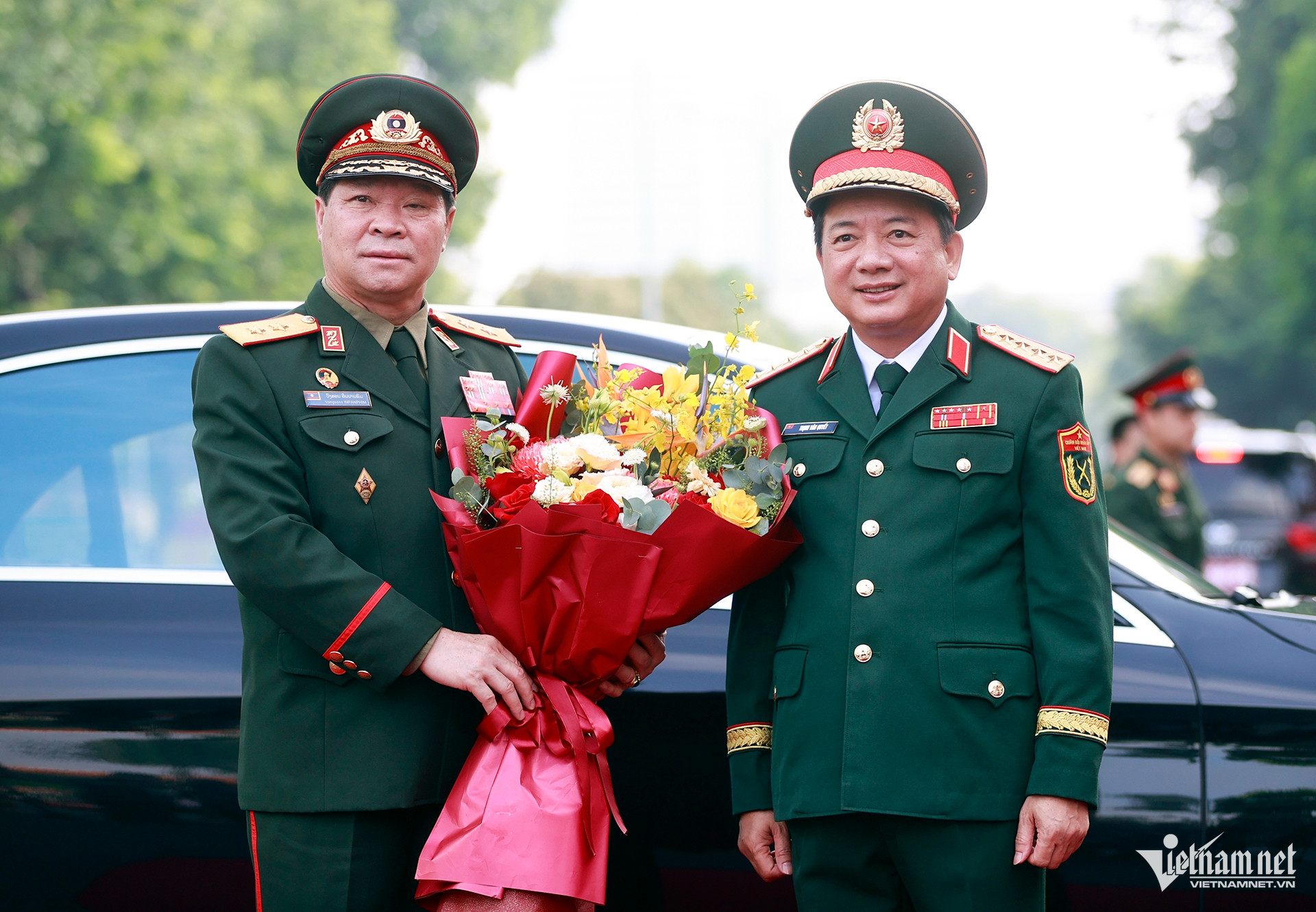 Đại tướng Trịnh Văn Quyết chủ trì lễ đón Chủ nhiệm Tổng cục Chính trị QĐND Lào