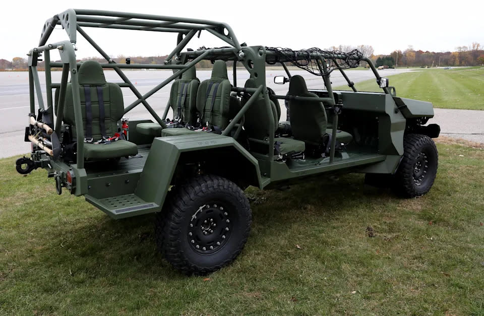 Una mirada al interior del nuevo Infantry Squad Vehicle (ISV) de General Motors Defense en exhibición durante una conferencia de prensa en el campo de pruebas de GM en Milford, Michigan, el 27 de octubre de 2020.