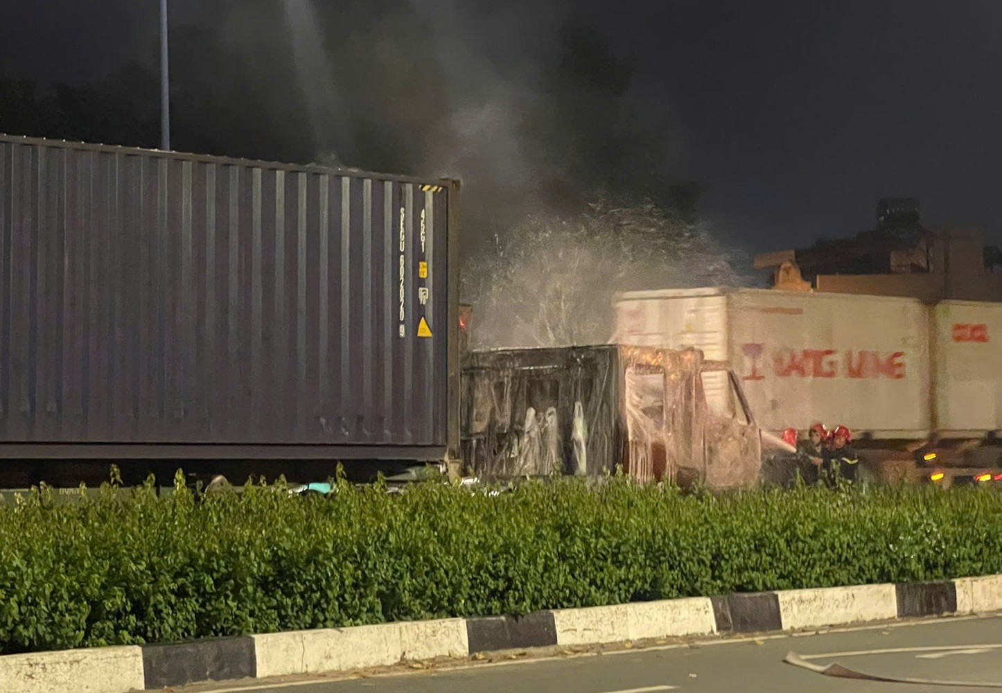 Xe container bốc cháy như đuốc trên đường huyết mạch ở TPHCM