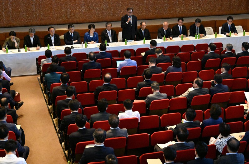 自民党の両院議員懇談会で発言する石破茂首相（中央奥）＝同党本部で2025年7月28日午後3時39分、平田明浩撮影
