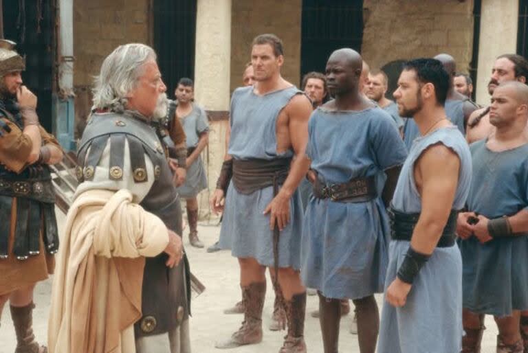 Oliver Reed junto a Russell Crowe en Gladiador