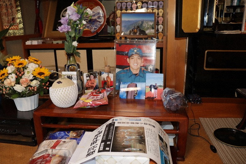 仏壇の隣には、青木裕樹さんの写真のほか、裕樹さんの母校の甲子園初出場を告げる新聞号外も供えられていた=大津市内で、岸桂子撮影