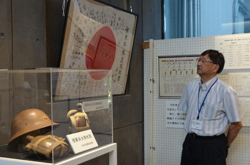 軍装品などの戦争資料が展示されている展示会「終戦から80年　太田と戦争」＝群馬県の太田市立新田荘歴史資料館で2025年7月31日、湯浅聖一撮影