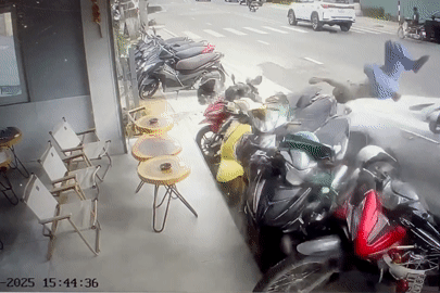 Clip taxi công nghệ lạng lách, cố tình ép xe trên cầu Bình Triệu ở TPHCM