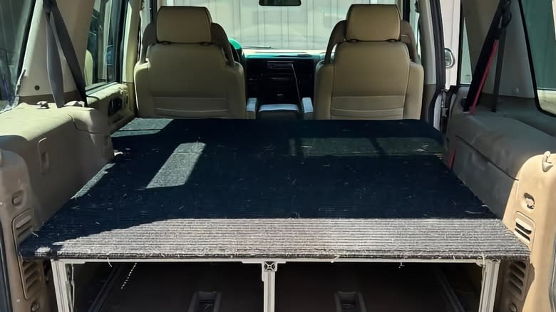 2000 Land Rover Discovery rear load area with bed