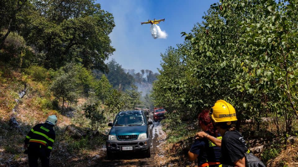 Un avión de extinción de incendios Canadair lanza agua en el Parque Nacional del Vesubio, Italia, el 10 de agosto de 2025. - Giuseppe Carotenuto/Reuters