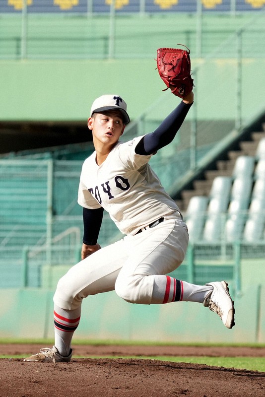 【東洋大姫路－大阪学院大高】秋季近畿大会準々決勝で力投する東洋大姫路先発の阪下漣＝ほっともっとフィールド神戸で2024年10月27日、松田雄亮撮影
