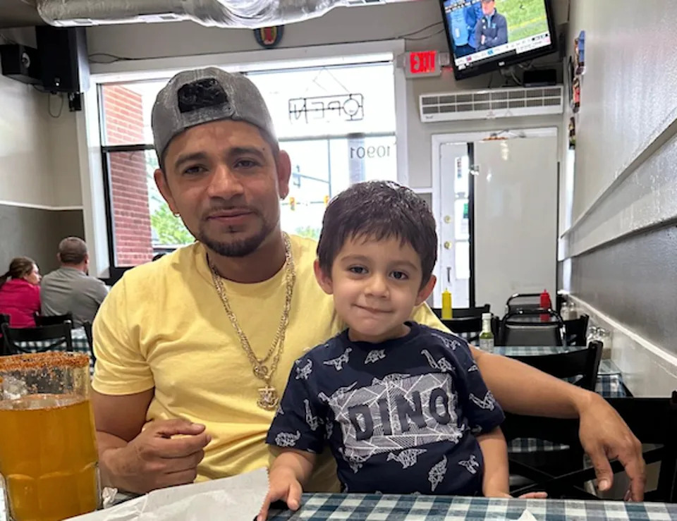 Fredy Hernández Cedillos junto con su hijo. (Fredy Hernández Cedillos )