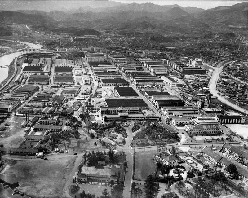 小倉陸軍造兵廠跡。左を流れるのは紫川＝1956年9月6日、本社機から撮影