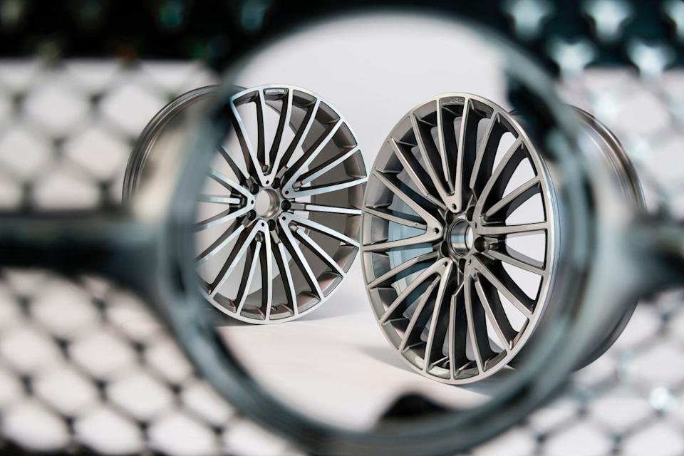 AMG wheels: counterfeit (left) and original (right) Mercedes-Benz