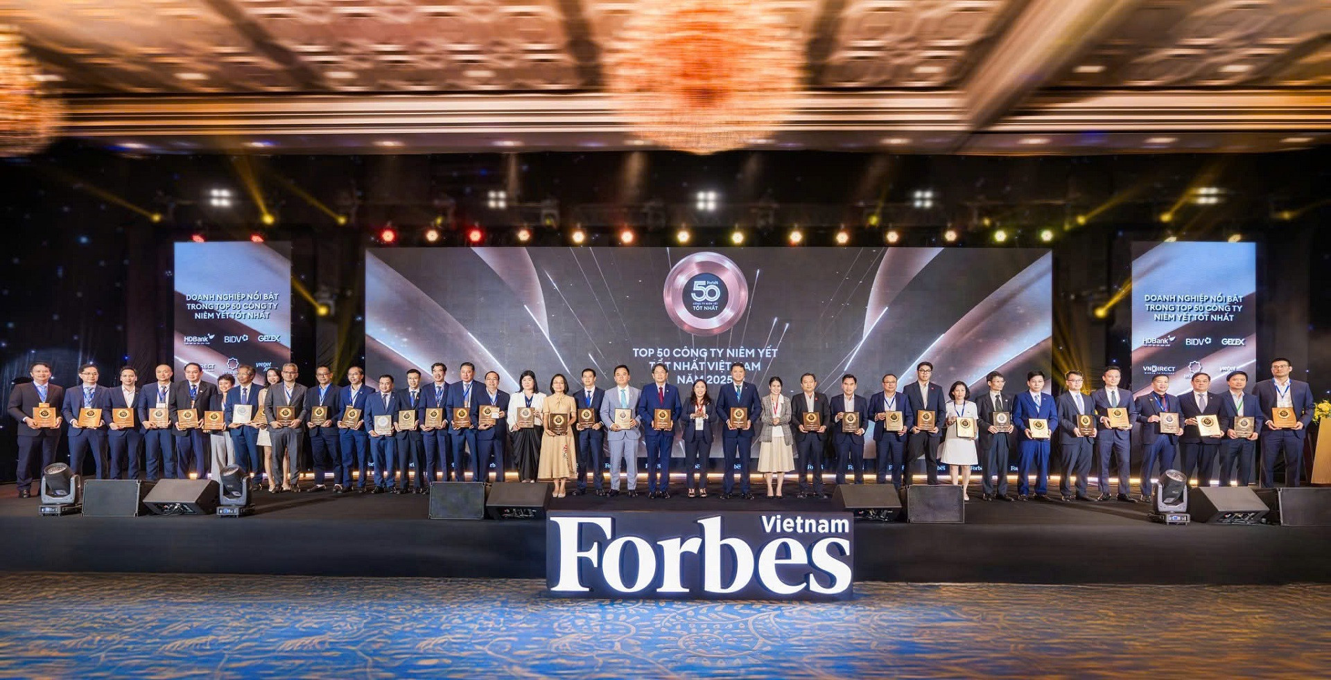 Forbes Việt Nam vinh danh CMC: Câu chuyện niềm tin và khát vọng vươn ra thế giới