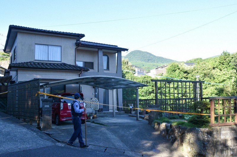 規制線が張られた事件現場の民家＝佐賀県伊万里市で2025年7月28日午前7時24分、成松秋穂撮影