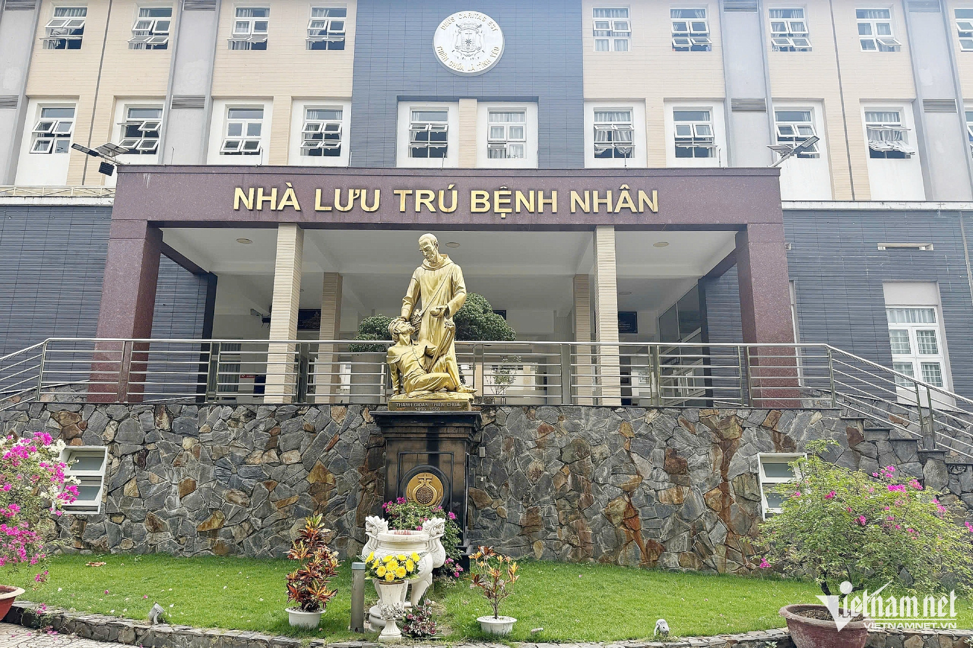 Phòng khám của các 'bác sĩ áo đen', nơi xoa dịu cả thể xác và tâm hồn người bệnh