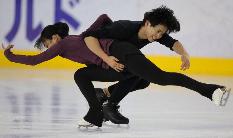 初めて練習を公開した、アイスダンスの新カップル島田高志郎選手（右）と櫛田育良選手＝京都府宇治市で2025年8月8日、三村政司撮影