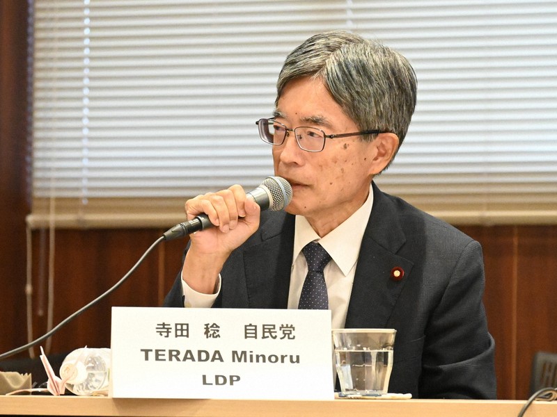 討論会に参加した自民党の寺田稔議員＝広島市中区の広島弁護士会館で2025年8月5日午後5時12分、西山夏奈撮影